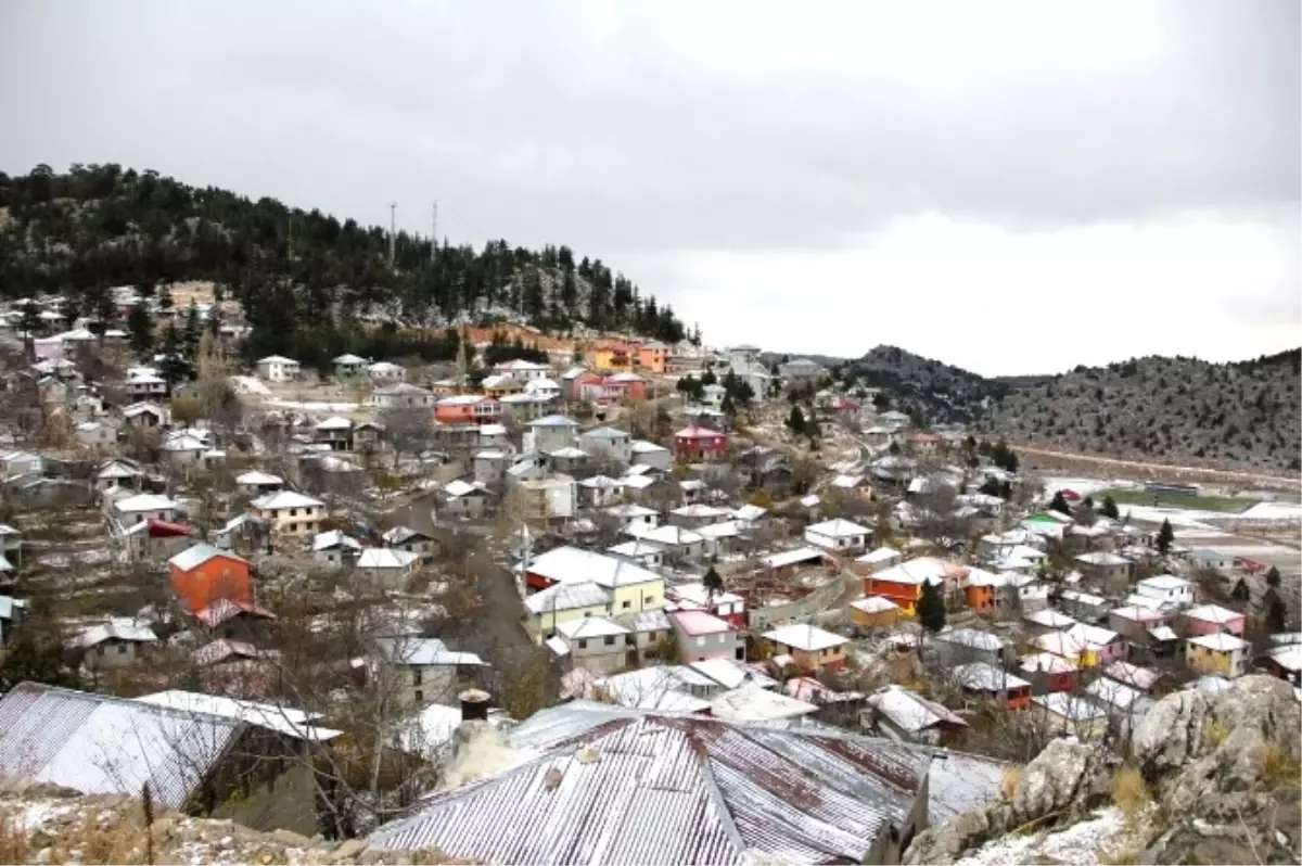 Kızıldağ Yaylası\'na Mevsimin İlk Karı Yağdı