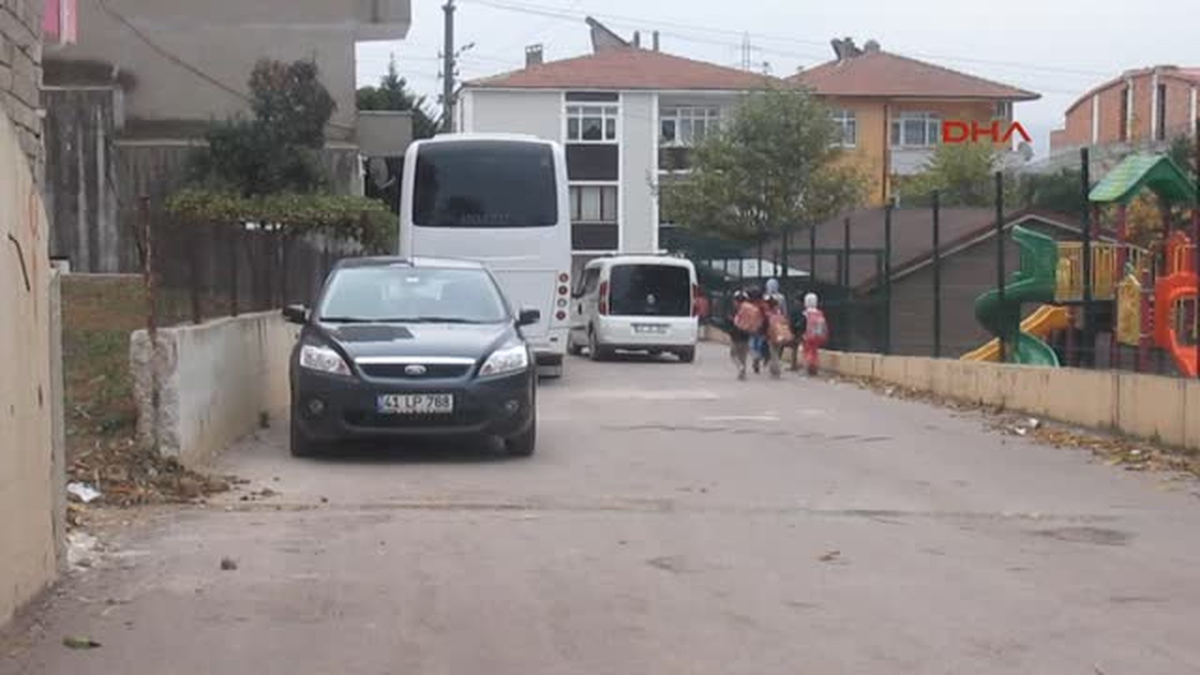 Kocaeli 18 Öğrenciyi Hafif Ticari Aracıyla Okula Taşıyan Öğretmene Ceza