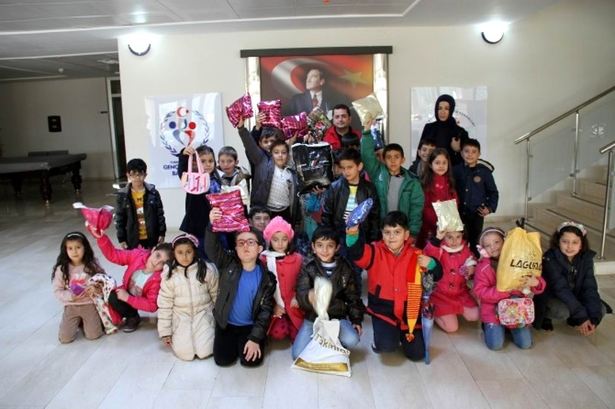 Minik Öğrencilerden İhtiyaçlı Kardeşlerine Atkı ve Bere Hediyesi