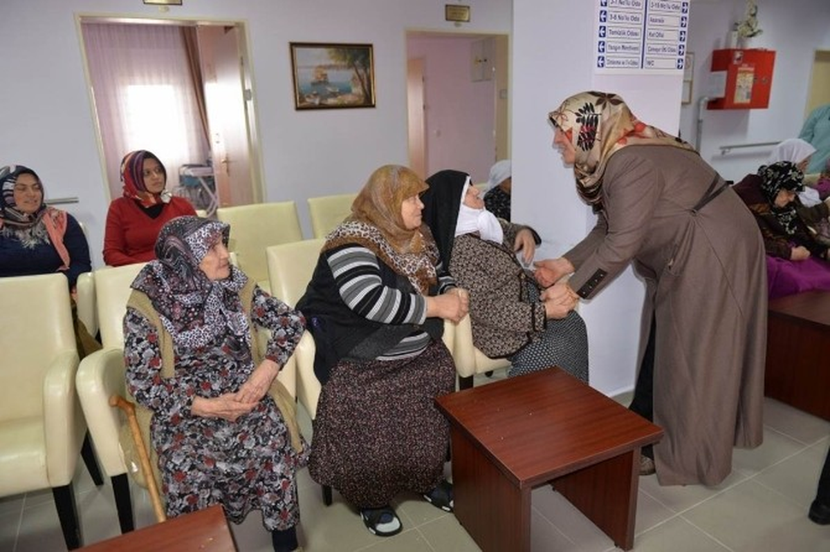 Münevver Nayir ve Aysel Saraçoğlu, Huzurevi Sakinleriyle Buluştu