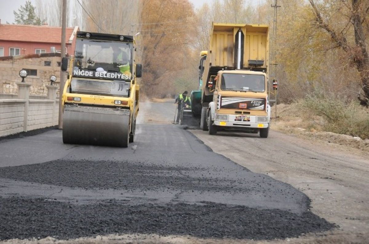 Niğde Efendibey Mahallesi\'nde Sıcak Asfalt Çalışması Yapılıyor