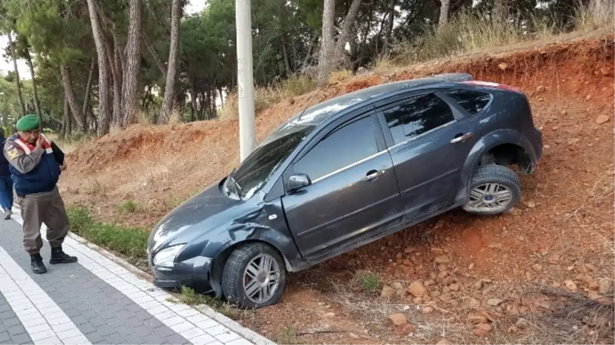 Otomobil Kaldırımdaki Yayaya Çarptı