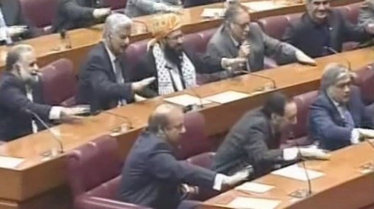 Pakistanlı Parlamenterler, Erdoğan Konuşurken Destek Amaçlı Masalara Vurdu