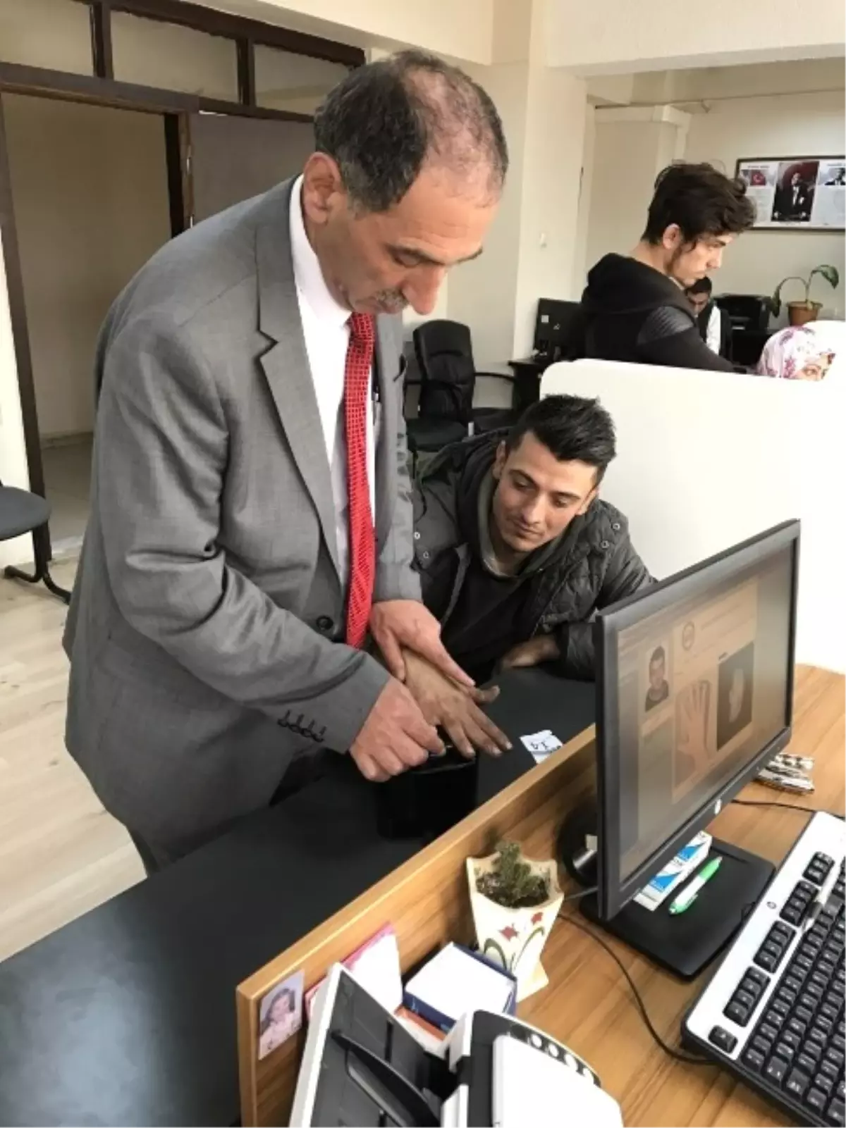 Palandöken İlçe Nüfus Müdürlüğü\'nde 15 Günde 2 Bin Vatandaş T.c Kimlik Kartı Aldı