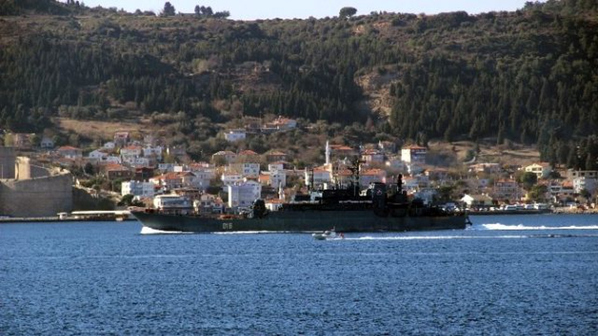 Rus Savaş Gemisi Çanakkale Boğazı\'ndan Geçti