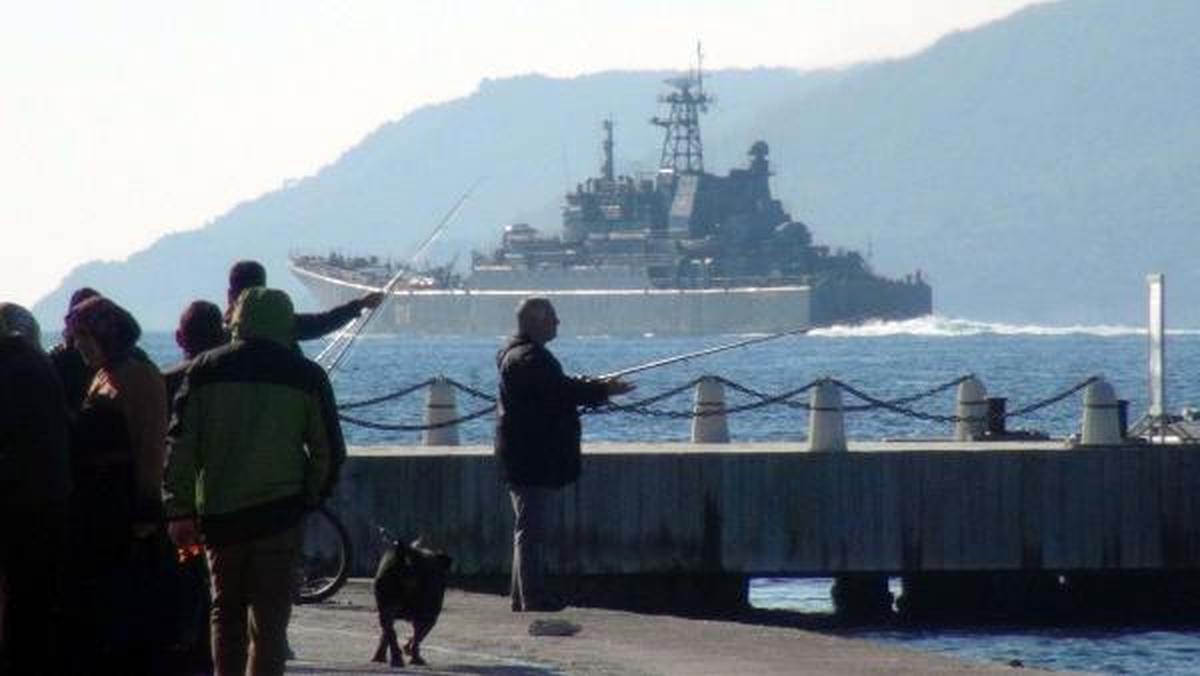 Rus Savaş Gemisi Çanakkale Boğazı\'ndan Geçti