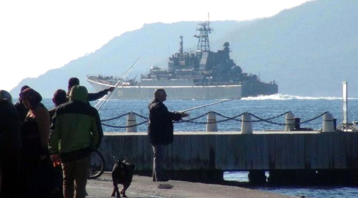 Rus Savaş Gemisi Çanakkale Boğazı\'ndan Geçti