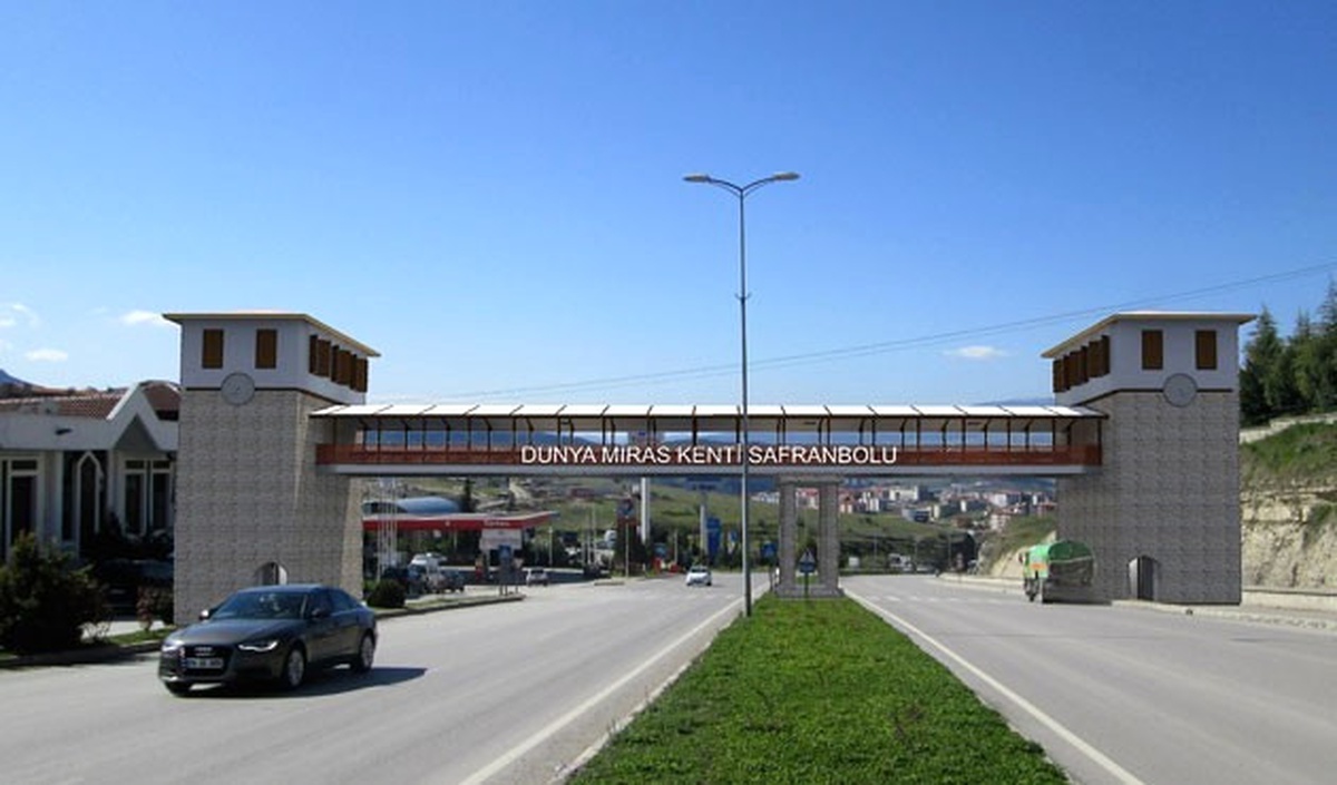 Safranbolu\'ya Saat Kulesi Görünümünde Üst Geçit