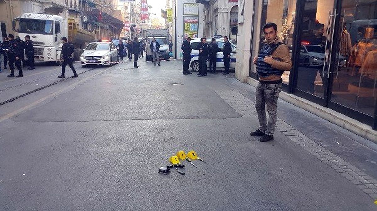 (Saldırının Hemen Sonrasına Çekilen Görüntüyle) İstiklal Caddesi\'nde Silahlı Kavga : 2 Yaralı