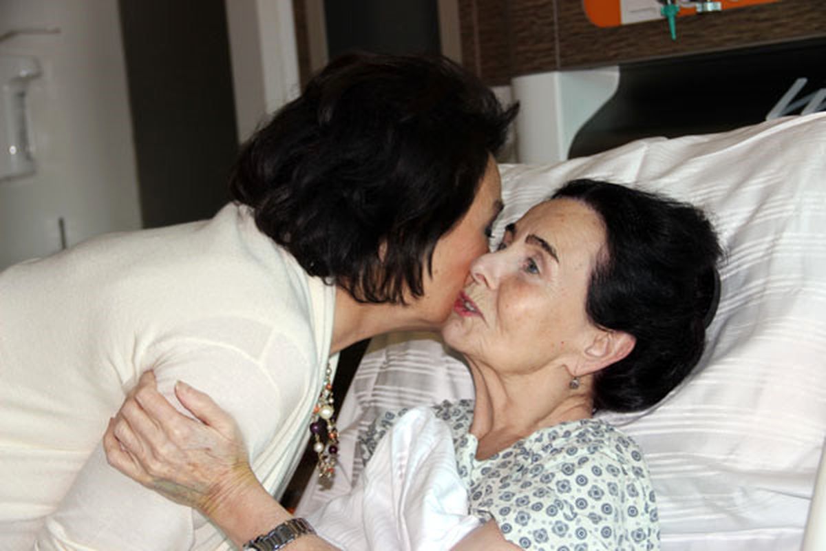 Sanatçı Fatma Girik Hastaneye Kaldırıldı