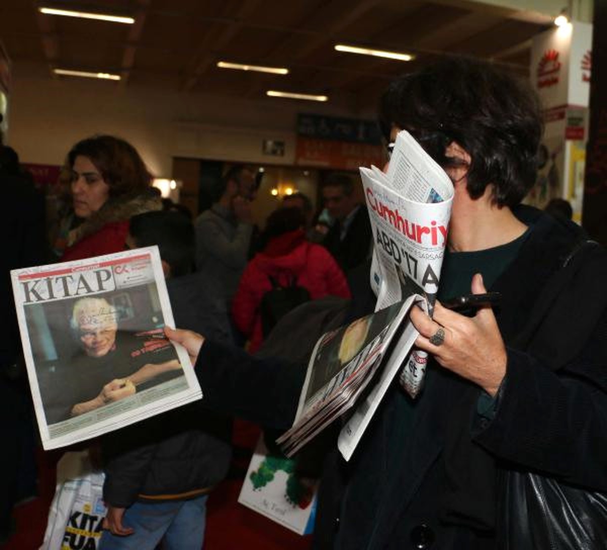 Sanatçılar, Tutuklu Yazarlara Destek İçin Cumhuriyet Gazetesi İmzaladı