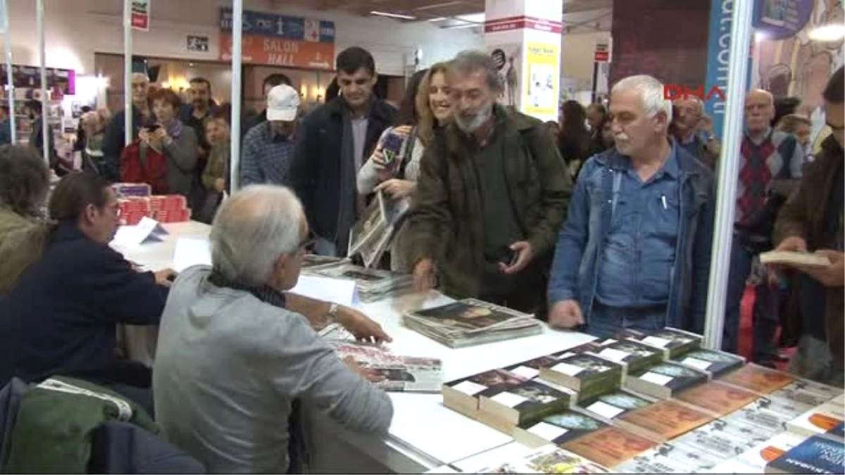 Sanatçılar, Tutuklu Yazarlarına Destek Için Cumhuriyet Gazetesi Imzaladılar