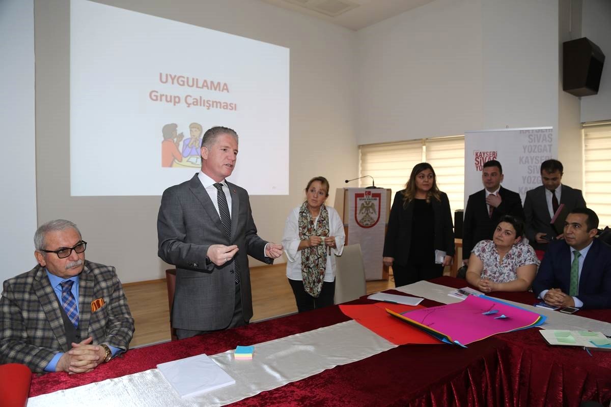 Sivas Valisi Gül Proje Hazırlama Kursunu Ziyaret Etti