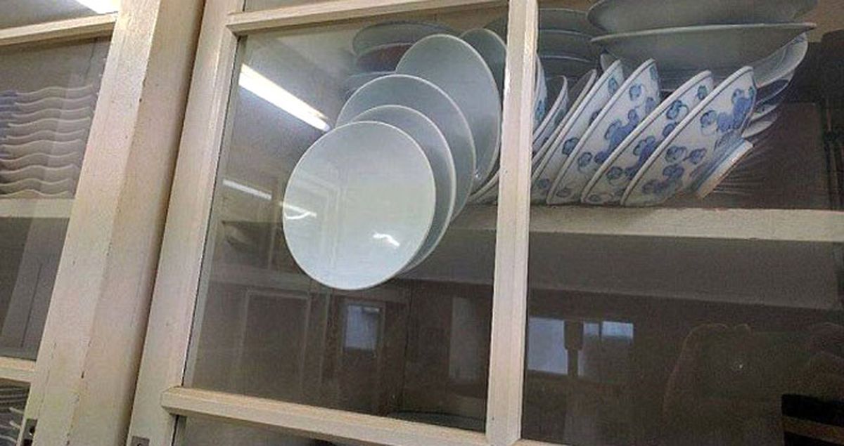 Sosyal Medyanın Yeni Uğraşı: Bu Tabaklar Kırılmadan Dolap Nasıl Açılır?