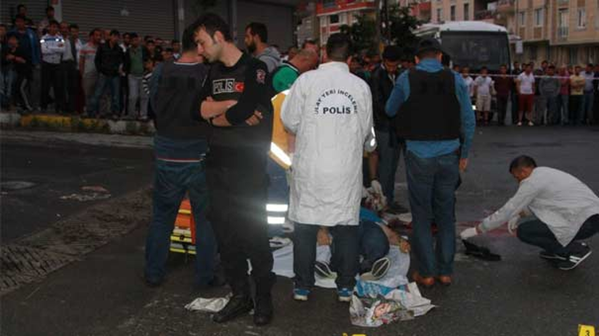 Sultangazi\'de Polisin Yaptığı Operasyonun Ardından Çatışma: 1 Ölü, 2 Yaralı(Geniş Haber)
