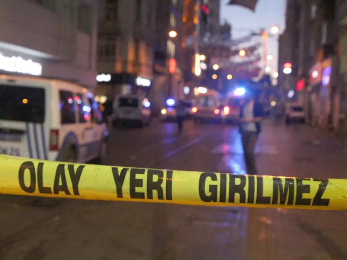 Sultangazi\'de Polisin Yaptığı Operasyonun Ardından Çatışma: 1 Ölü, 2 Yaralı