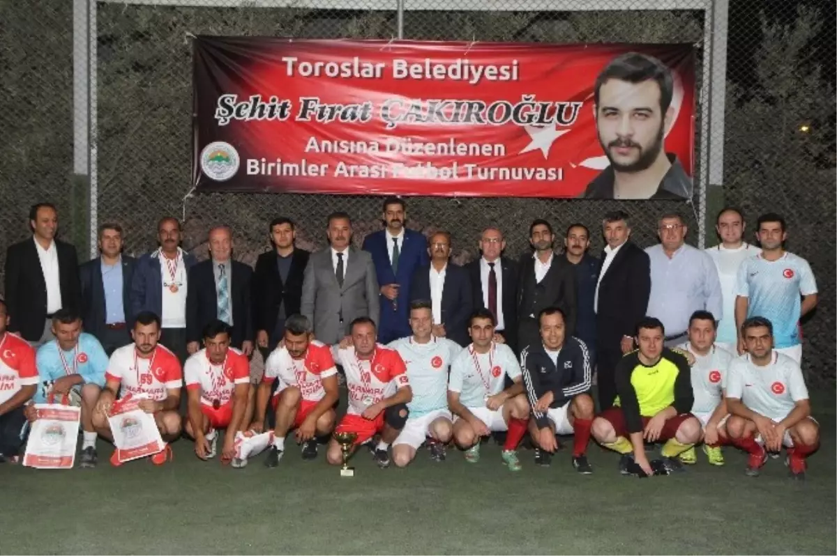 Toroslar Belediyesi\'nin Fırat Çakıroğlu Anısına Düzenlediği Futbol Turnuvası Sona Erdi