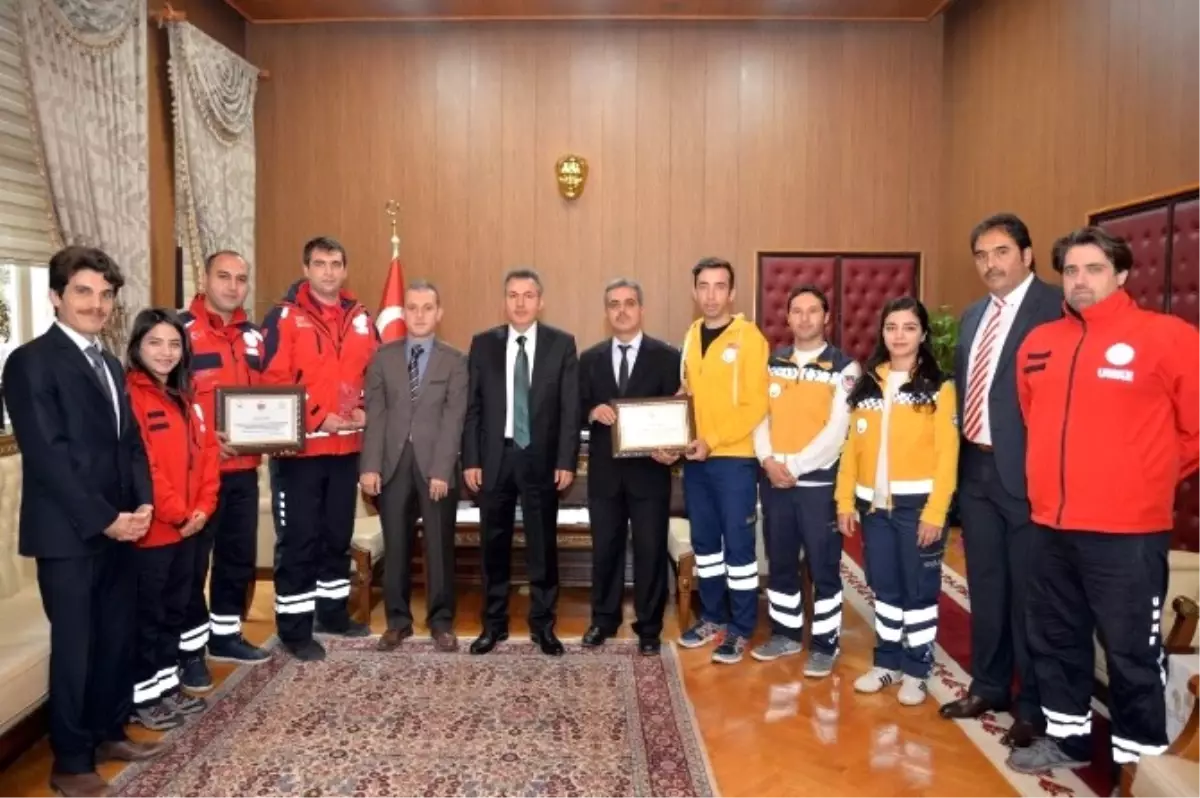 Vali Elban\'a Uluslararası Sağlık Olimpiyatları\'nda Dereceye Giren Umke ve 112\'den Ziyaret