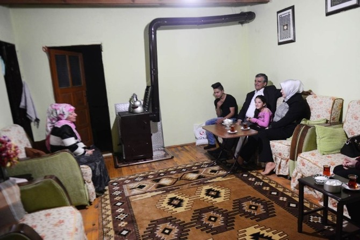 Vali ve Eşinden Aile Ziyareti