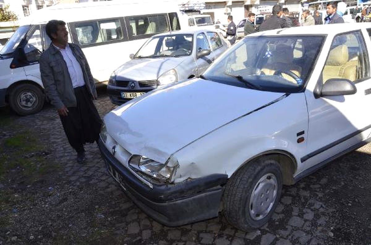 Yolcu Minibüsü İki Araca Çarpıp İşyerine Girdi