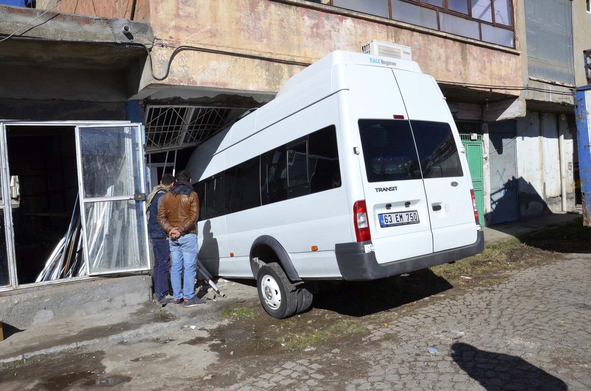Yolcu Minibüsü İki Araca Çarpıp İşyerine Girdi