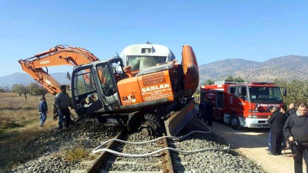Yolcu Treni, İş Makinesine Çarptı: 20 Yaralı