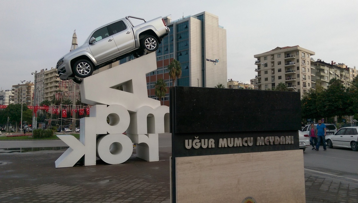 Adana\'da Amarok Heykeli, Yeni Amarok\'a İlginç Tanıtım!