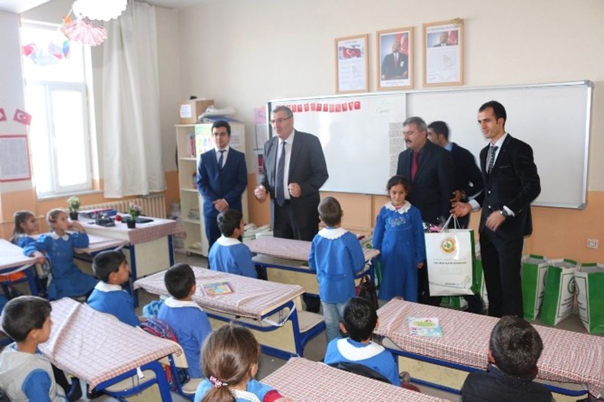 Ağrı\'da İhtiyaç Sahibi Öğrencileri Giyim Yardımı