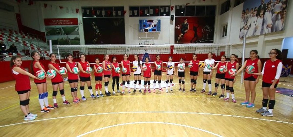Bayraklı\'nın Voleybolcuları Yarı Finalde