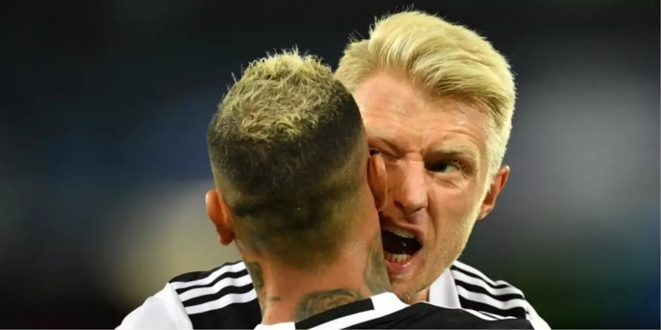 Beck\'ten Gomez\'e Ağır Eleştiri!