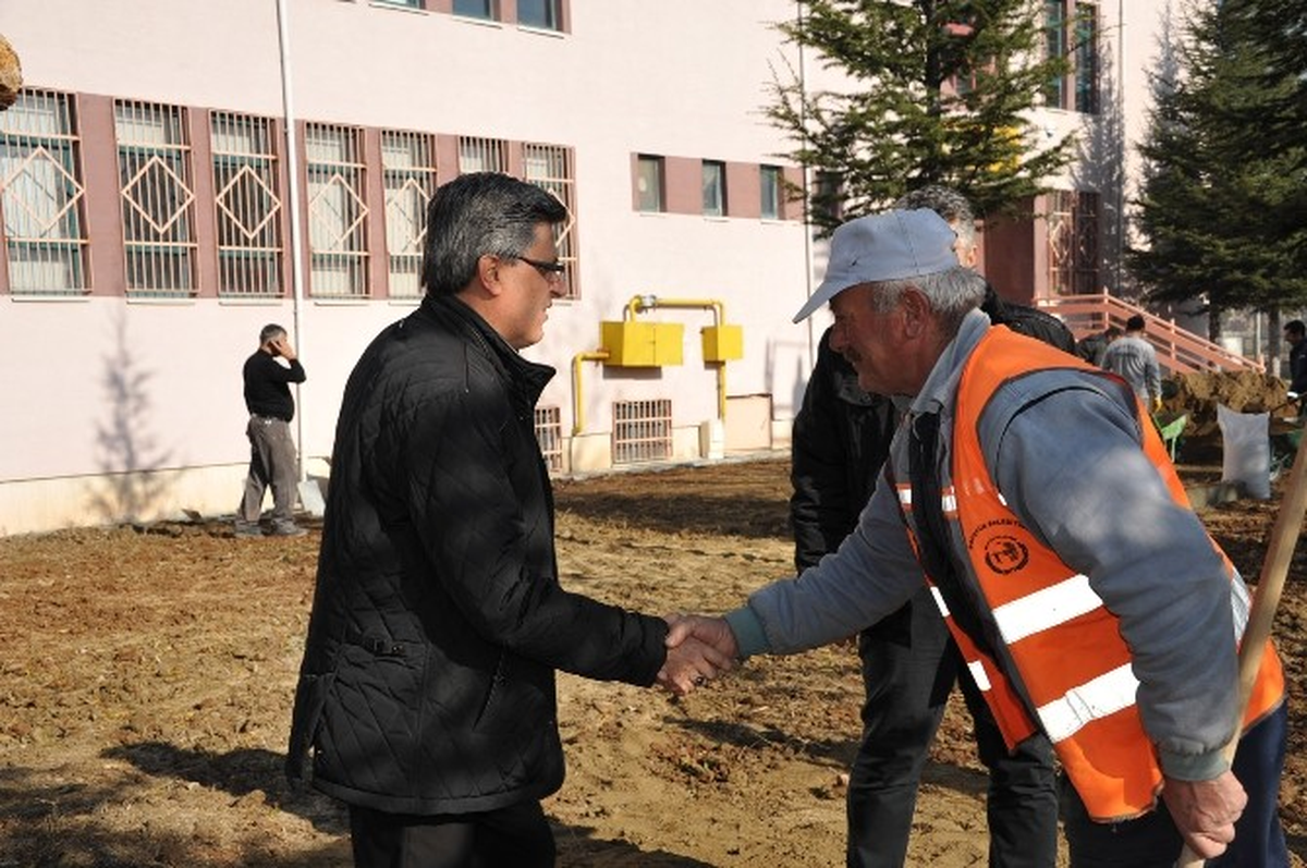 Bozüyük Belediyesi\'nden Fen Lisesi\'nin Bahçesine Çim Ekimi