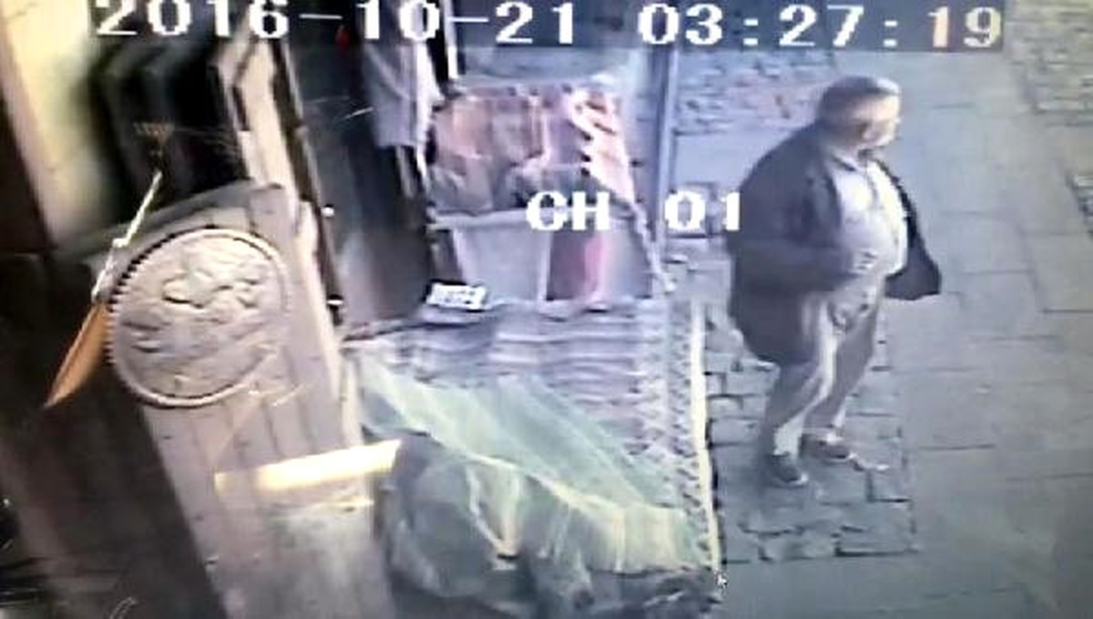 Cuma Namazı Sırasında İşyerindeki Takı Hırsızlığı Kamerada