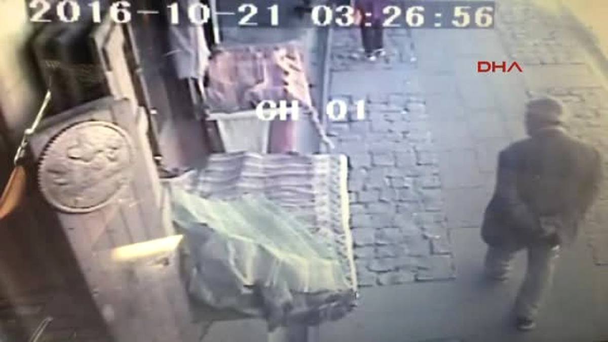 Cuma Namazı Sırasında Işyerindeki Takı Hırsızlığı Kamerada