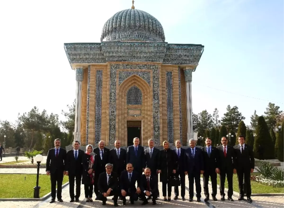 Cumhurbaşkanı Erdoğan, İmam Maturidi Türbesini Ziyaret Etti