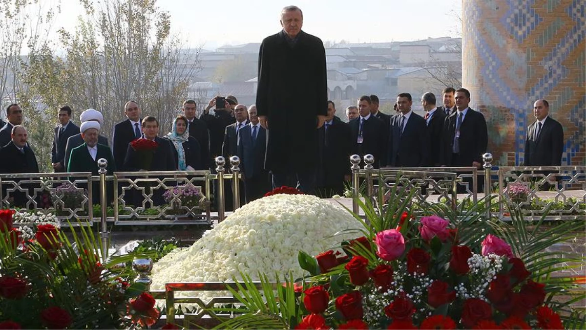Cumhurbaşkanı, İslam Kerimov\'un Kabrini Ziyaret Etti