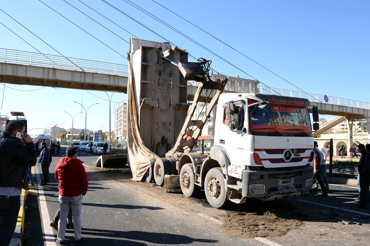 Damperi Açılan Kamyon, Üst Geçide Çarptı