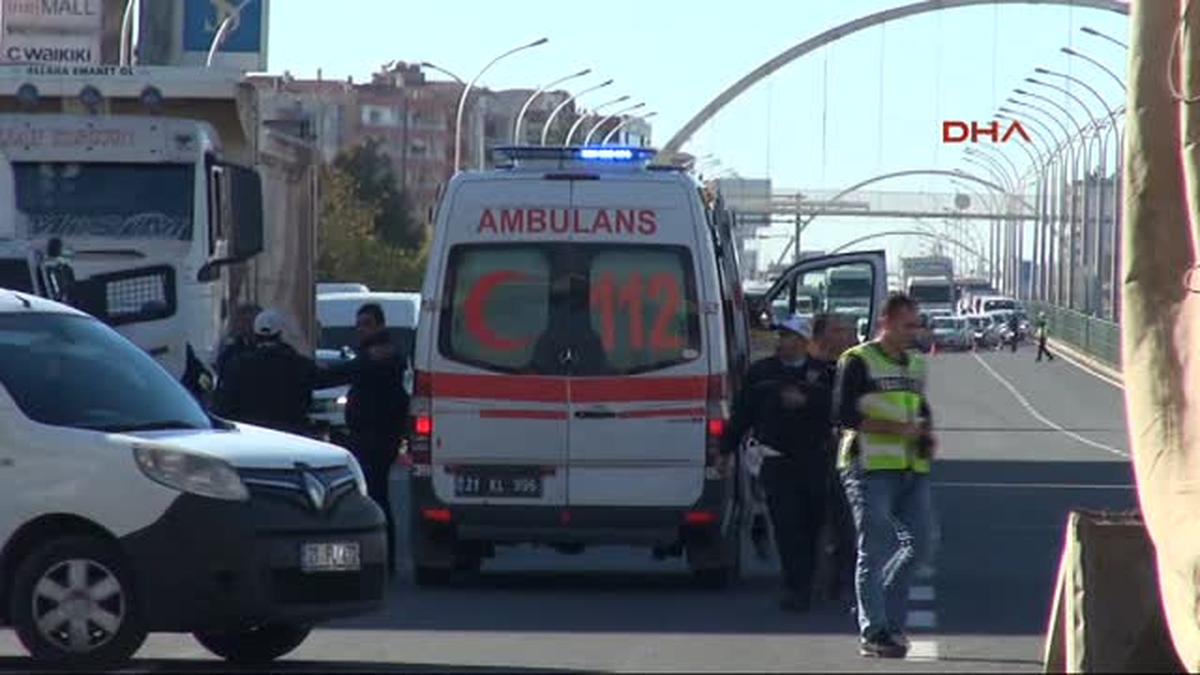 Damperi Açılan Kamyon Üst Geçitte Çarptı: 3 Yaralı