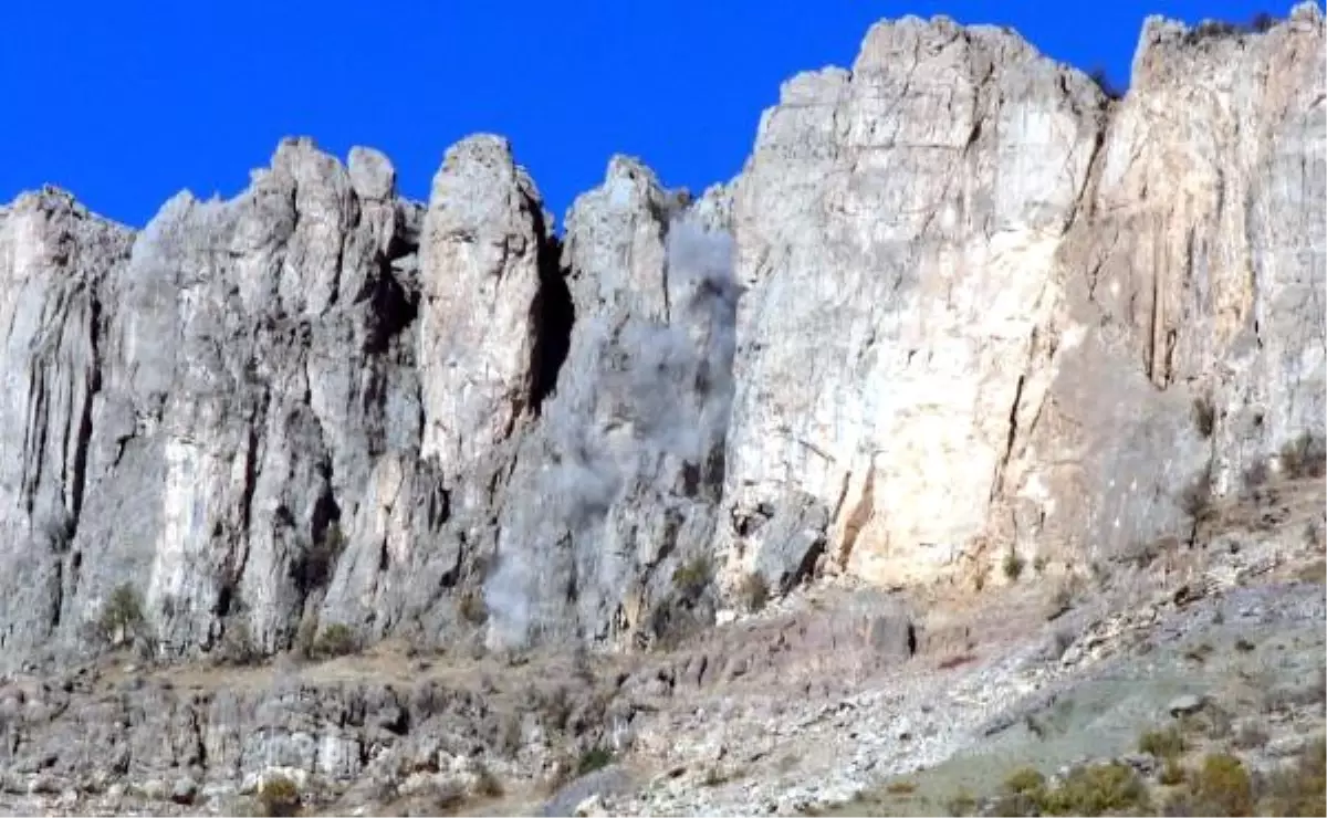Derecik'te PKK Hedeflerine Bomba Yağdı