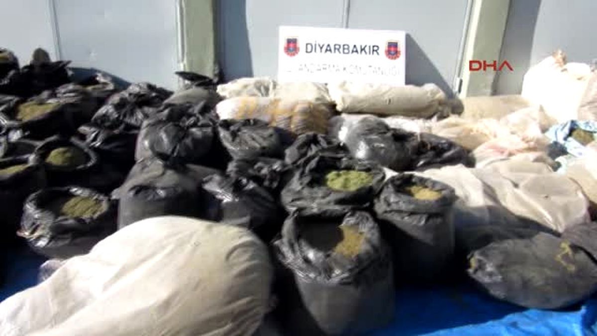 Diyarbakır Hazro\'da Mağara Içerisine Gizlenmiş 1 Ton 877 Kilo Kubar Esrar Ele Geçirildi