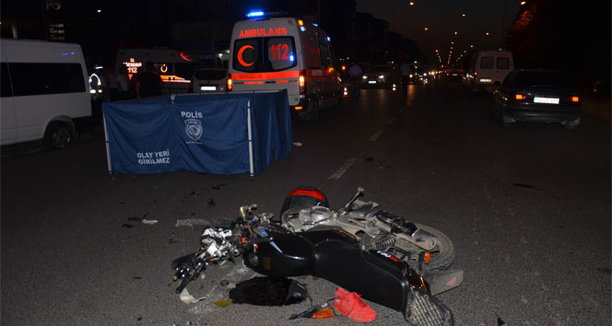 Edirne\'de Motosiklet ile Otomobil Çarpıştı: 1 Ölü, 3 Yaralı