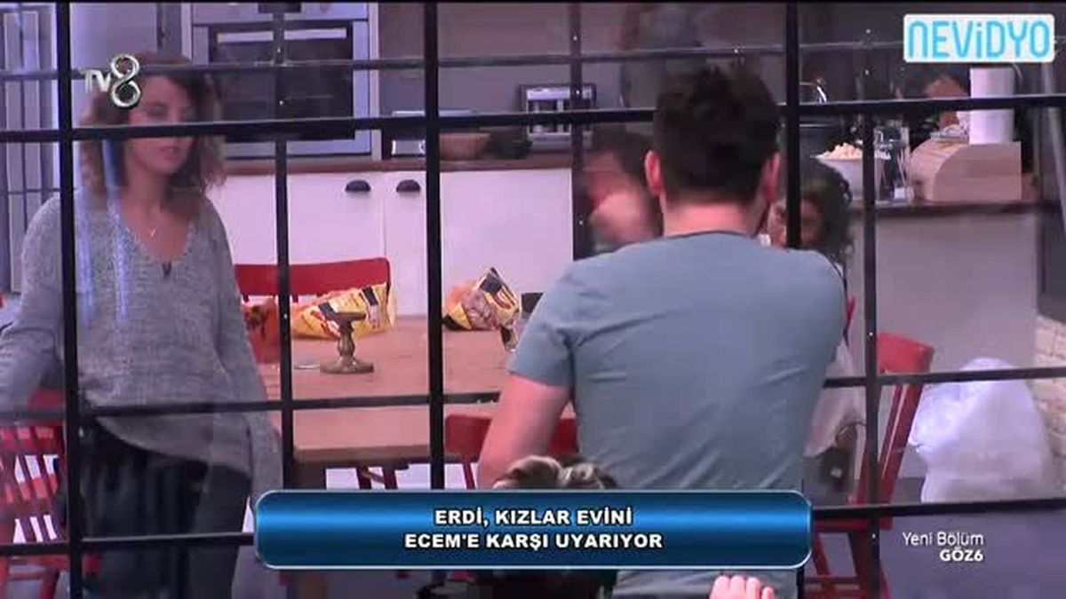 Erkekler Evi Birbirine Girdi!