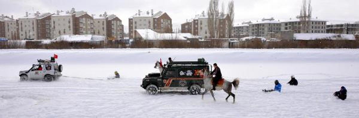 Erzurum\'da Buz Gibi Havada Kar Üzerinde Lastik Raftingi