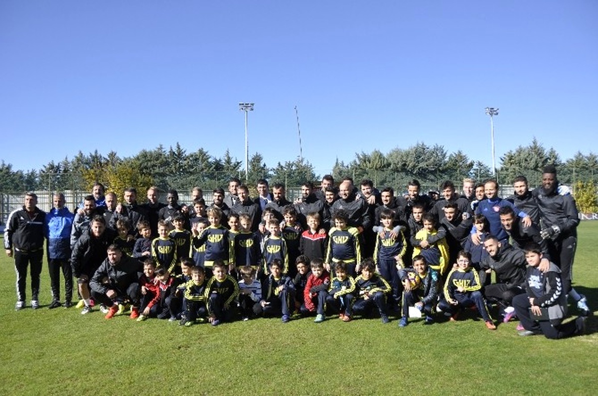 Gkv\'li Futbolculardan Gaziantepspor\'a Baklavalı Doping