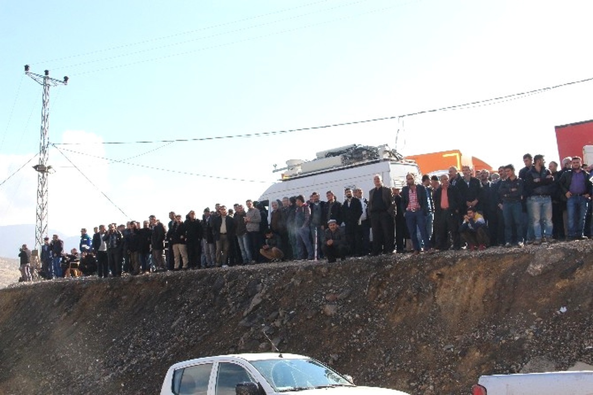 Göçük Altında Kalan İşçilerin Yakınlarının Bekleyişi Sürüyor