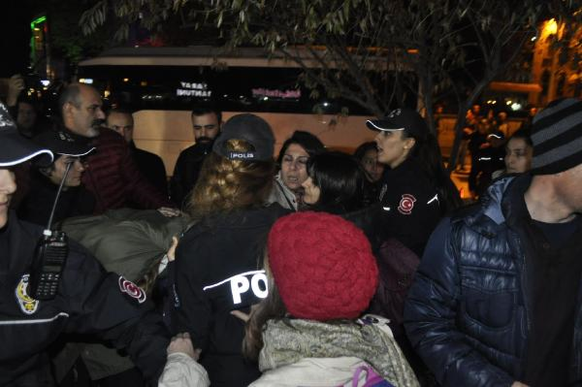 İzmit\'te Cinsel İstismar Düzenlemesini Protesto Etmek İsteyen Gruba Polis Müdahalesi: 14 Gözaltı