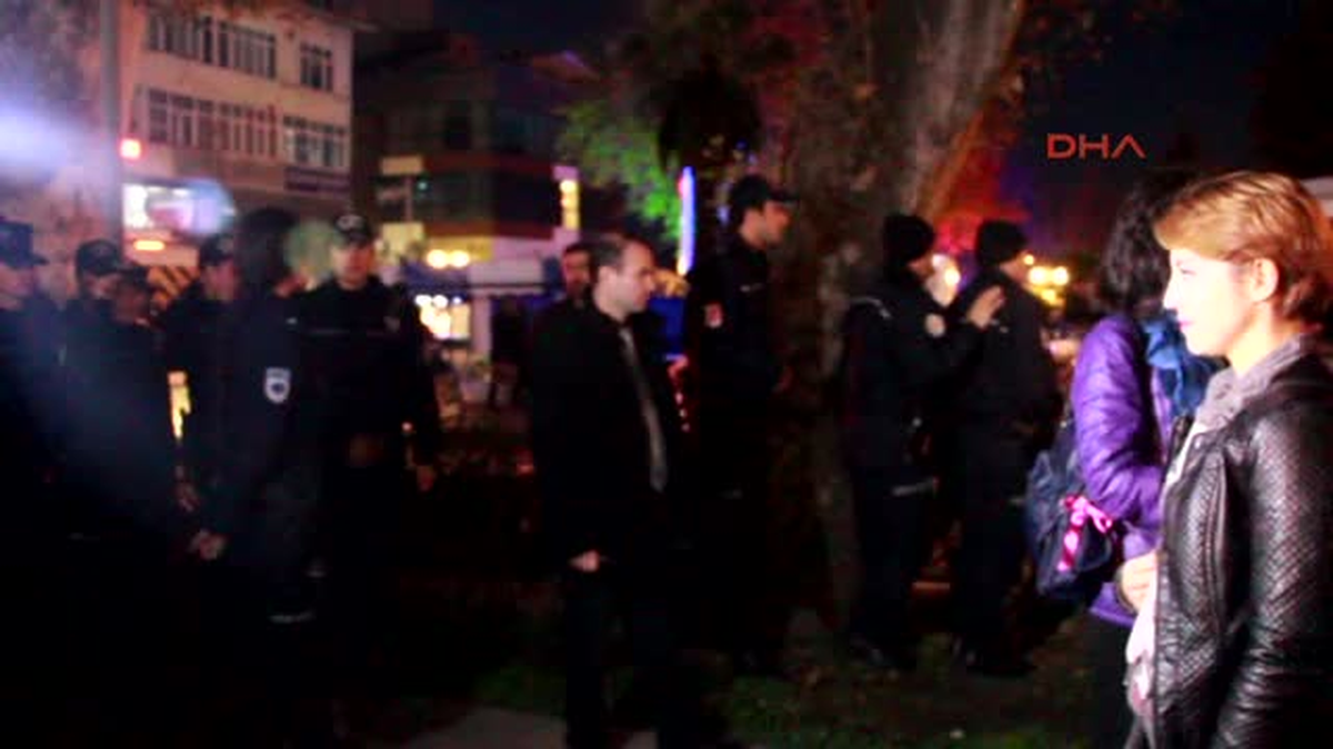 Izmit\'te Cinsel Istismar Düzenlemesini Protesto Etmek Isteyen Gruba Polis Müdahalesi: 14 Gözaltı