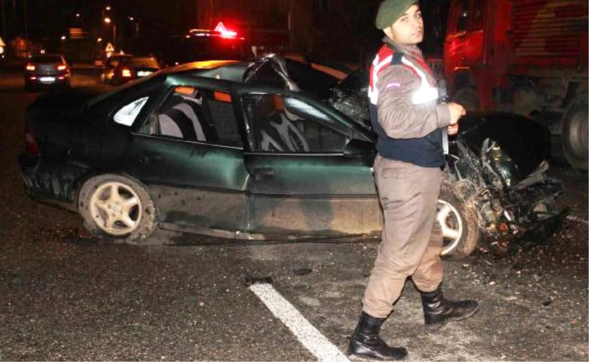 Kamyona Çarpan Otomobilin Sürücüsü Yaralandı