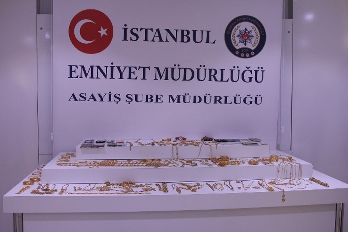Kendilerine Polis Süsü Vererek Suriyeli Aileden 5 Kg Altın Çalan Hırsızlar 24 Saat İçerisinde...