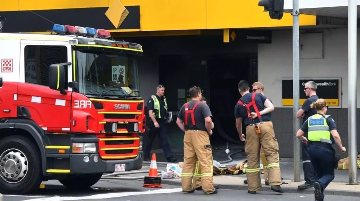Kendini Ateşe Veren Saldırgan Bankaya Daldı: 27 Yaralı