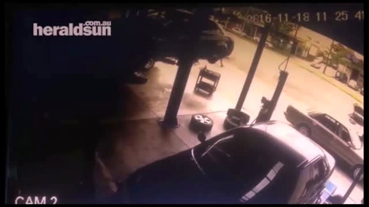 Kendini Ateşe Verip Bankaya Daldı